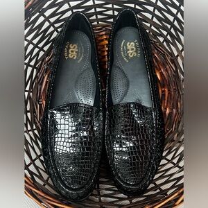 NWOT SAS Black Croc-Embossed Loafers